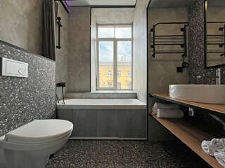 Отель Невский 111 Санкт-Петербург Полулюкс с панорамным видом и окном в ванной-13